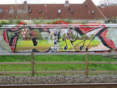 829787 Afbeelding van graffiti met de gestileerde tekst BEAPS , op het geluidsscherm bij Station Utrecht Zuilen, ter ...
